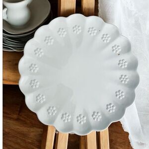 NWT White Mellow & Mod 11”D White Ceramic Scalloped Flowers Beautiful Plate READ